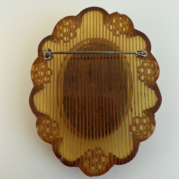 Beautiful Bakelite Cameo Brooch - Picture 4 of 4